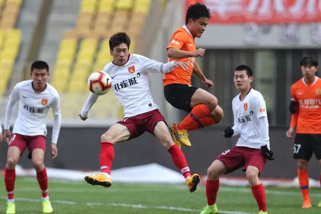 实地报道：华夏幸福客场获胜，暂居榜首，一飞冲天